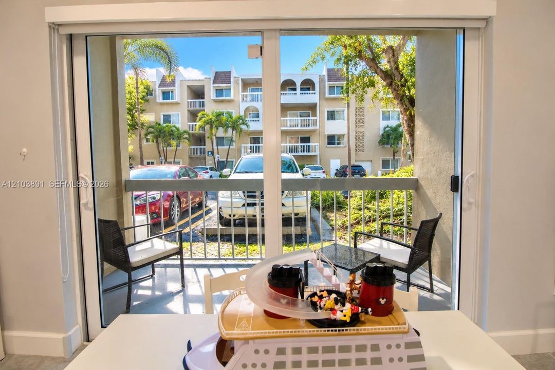 For Sale: $315,000 (2 beds, 1 baths, 804 Square Feet)
