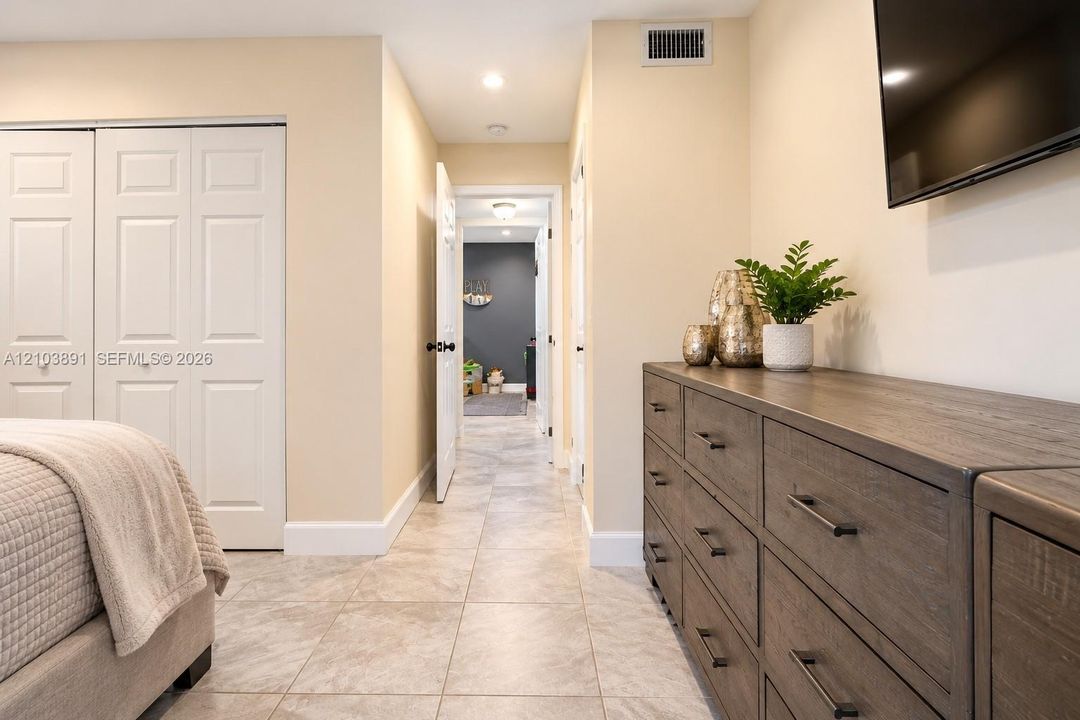 For Sale: $315,000 (2 beds, 1 baths, 804 Square Feet)