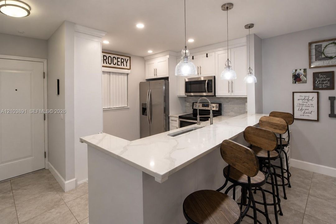 For Sale: $315,000 (2 beds, 1 baths, 804 Square Feet)