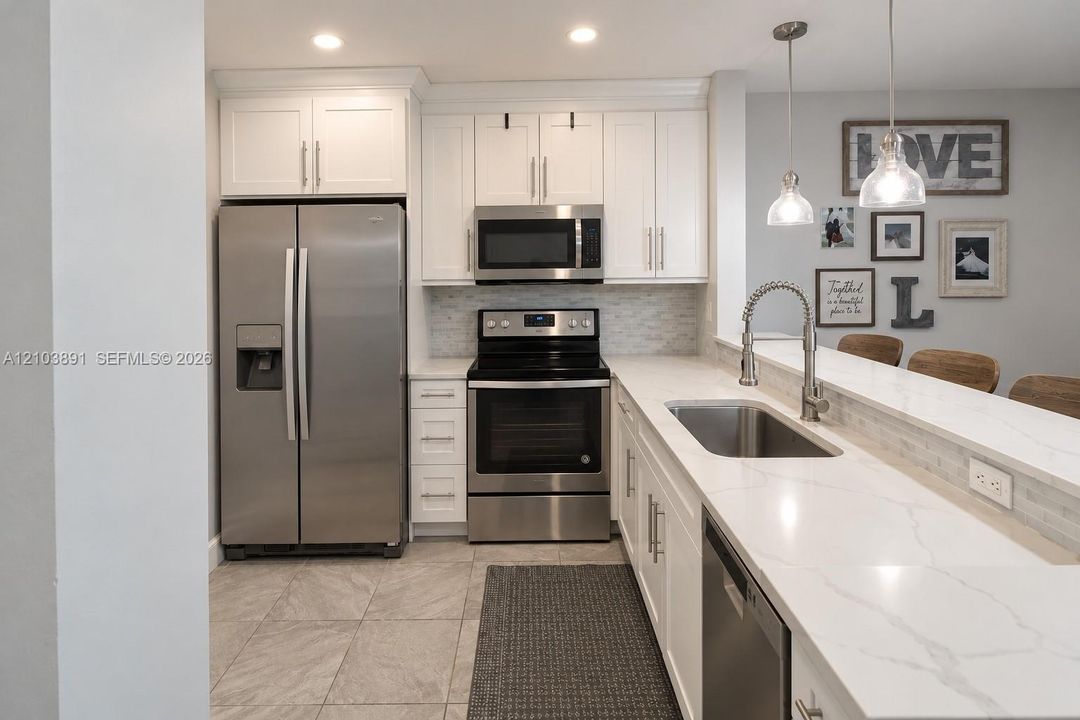 For Sale: $315,000 (2 beds, 1 baths, 804 Square Feet)