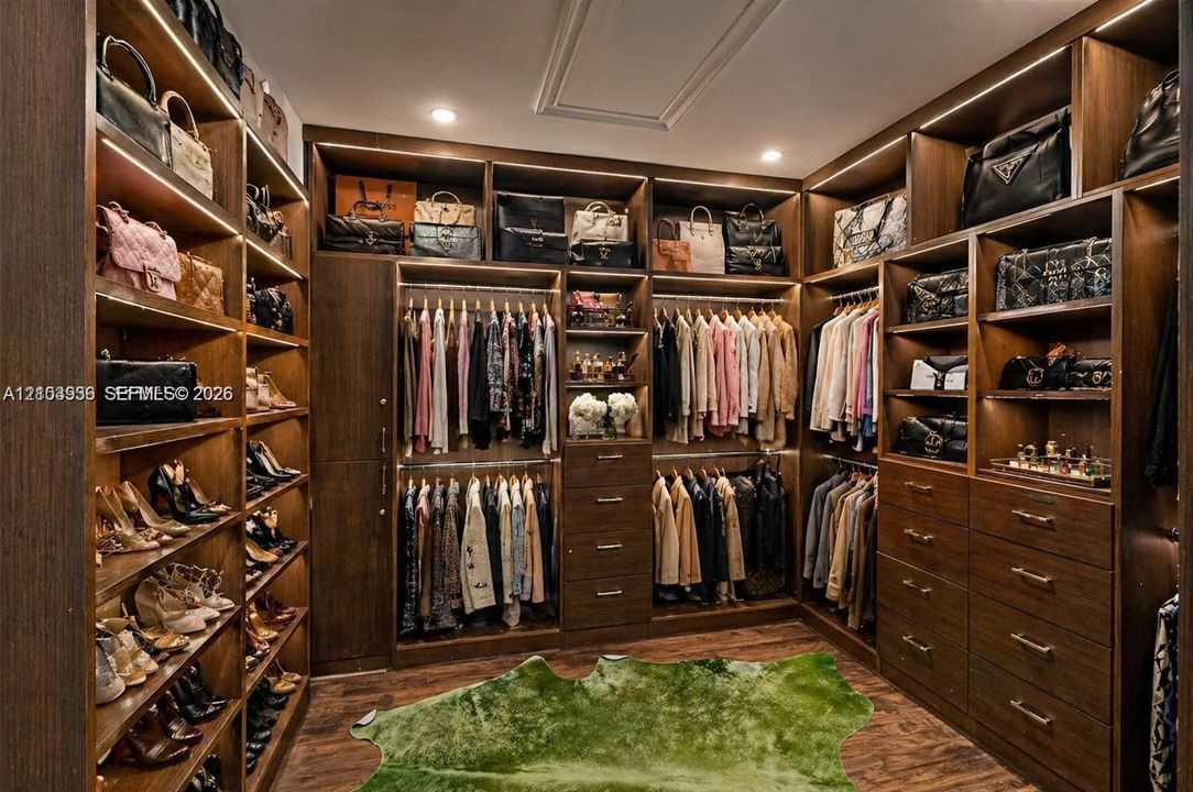 В аренду: $25,000 (6 спален, 5 ванн, 6288 Квадратных фут)