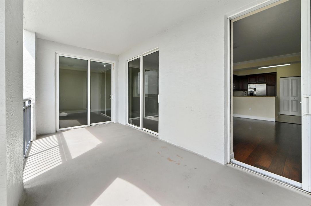 27 Balcony 03