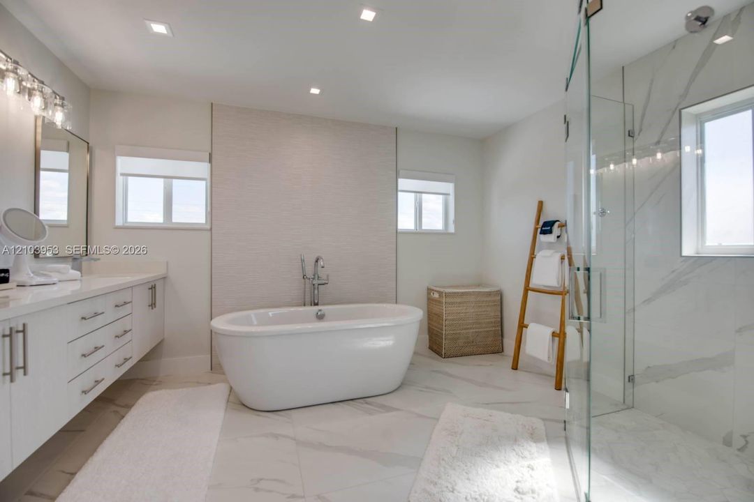 En Venta: $2,720,000 (3 camas, 2 baños, 2566 Pies cuadrados)