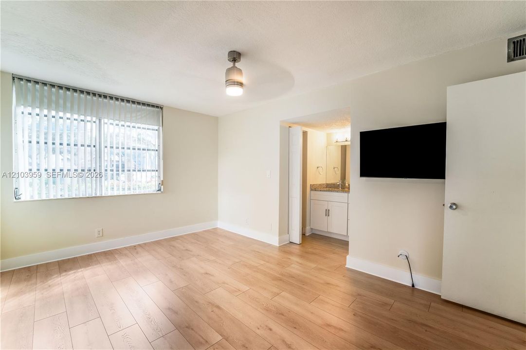 For Rent: $2,500 (3 beds, 2 baths, 1155 Square Feet)