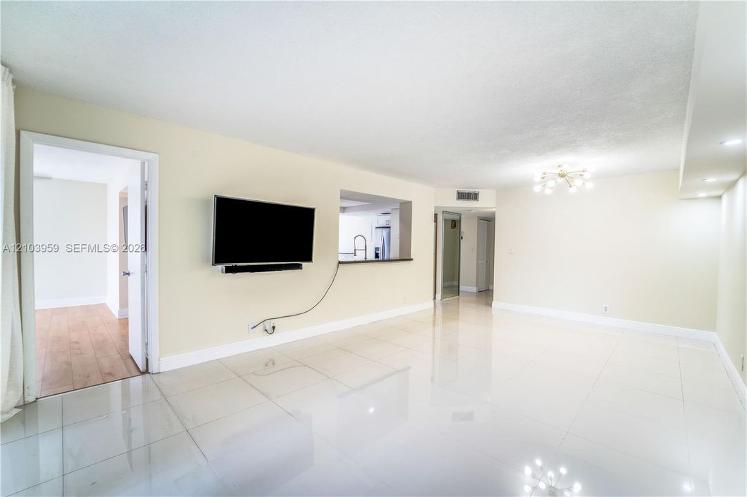 For Rent: $2,500 (3 beds, 2 baths, 1155 Square Feet)