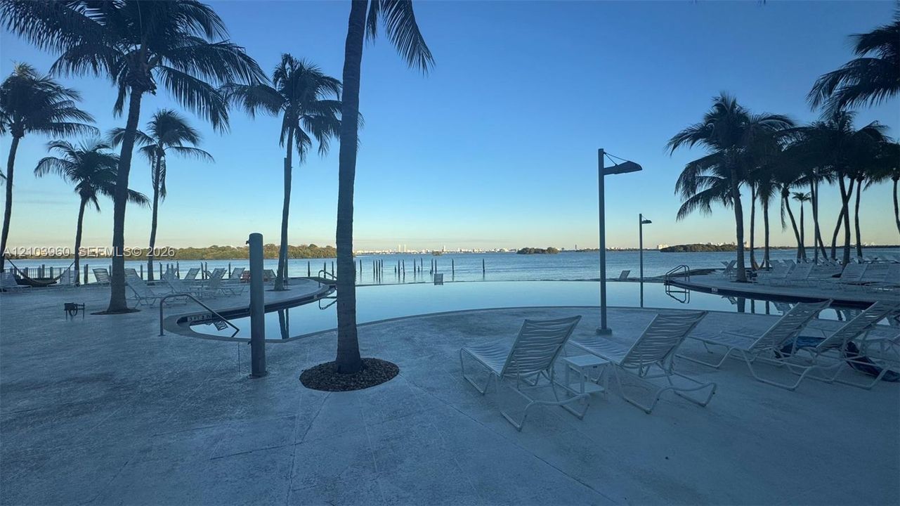 For Rent: $3,100 (2 beds, 1 baths, 926 Square Feet)