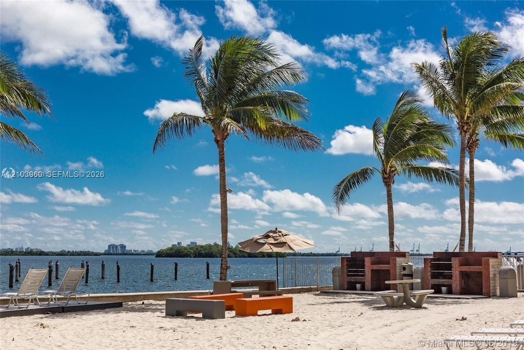 For Rent: $3,100 (2 beds, 1 baths, 926 Square Feet)