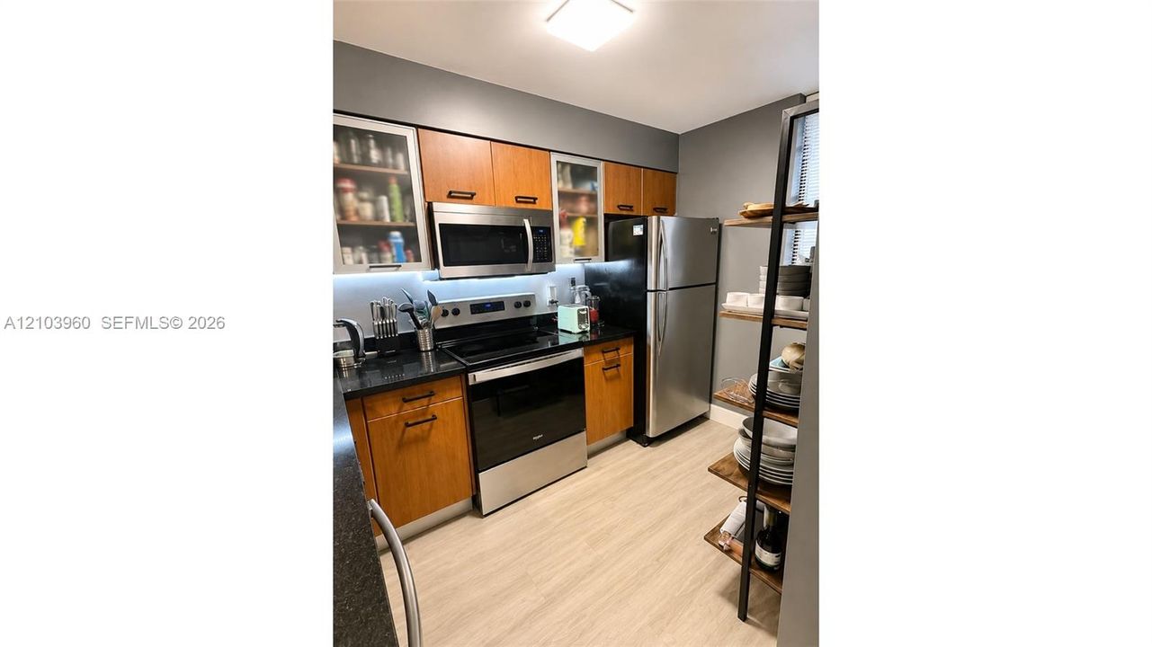 For Rent: $3,100 (2 beds, 1 baths, 926 Square Feet)