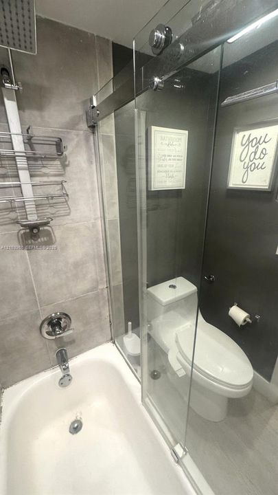 For Rent: $3,100 (2 beds, 1 baths, 926 Square Feet)