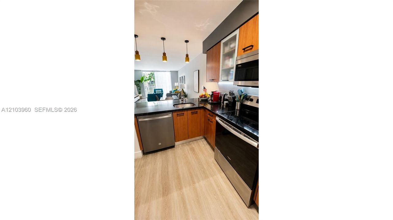 For Rent: $3,100 (2 beds, 1 baths, 926 Square Feet)