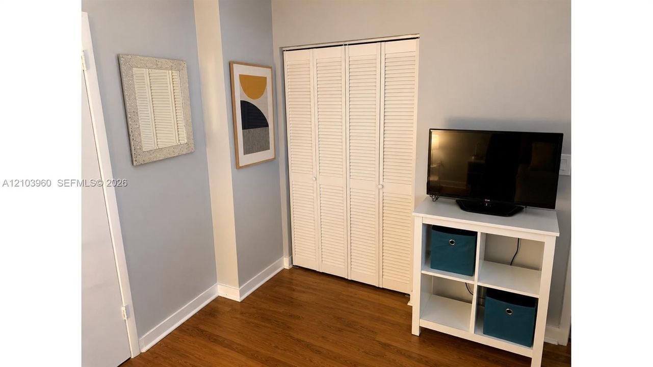 For Rent: $3,100 (2 beds, 1 baths, 926 Square Feet)