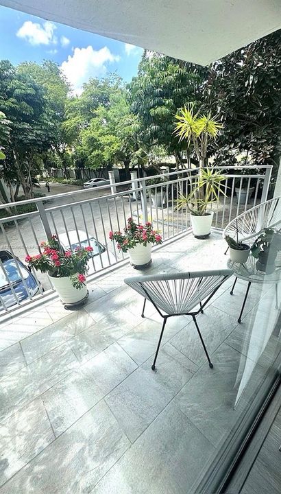For Rent: $3,100 (2 beds, 1 baths, 926 Square Feet)