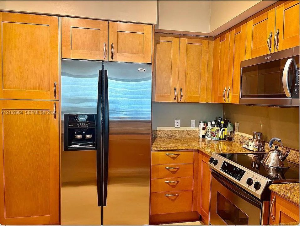For Sale: $364,900 (1 beds, 1 baths, 915 Square Feet)