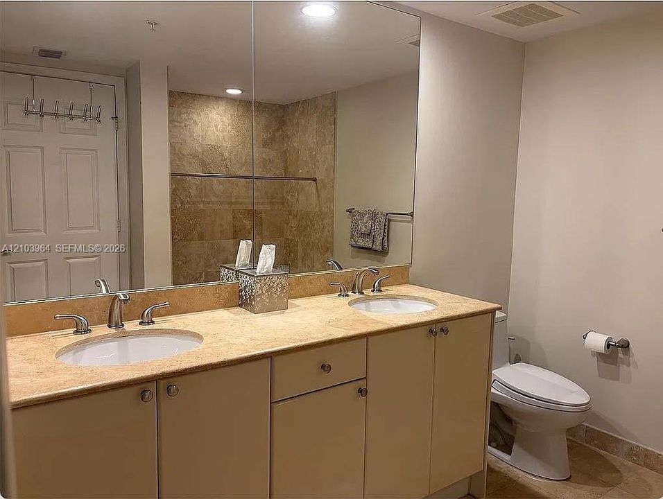 For Sale: $364,900 (1 beds, 1 baths, 915 Square Feet)