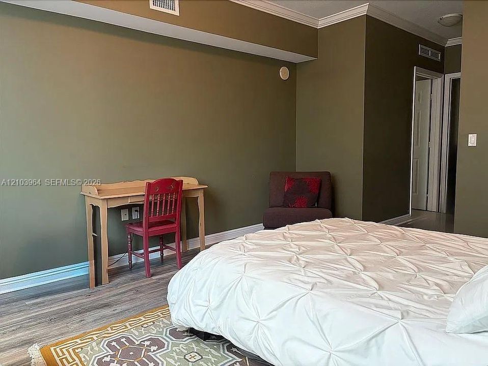 For Sale: $364,900 (1 beds, 1 baths, 915 Square Feet)