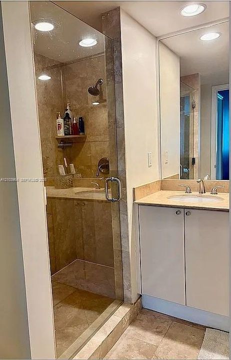 For Sale: $364,900 (1 beds, 1 baths, 915 Square Feet)