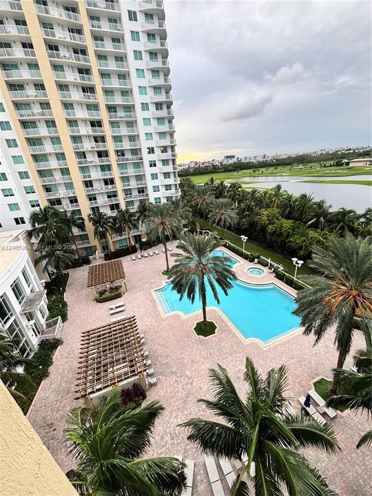 For Sale: $364,900 (1 beds, 1 baths, 915 Square Feet)