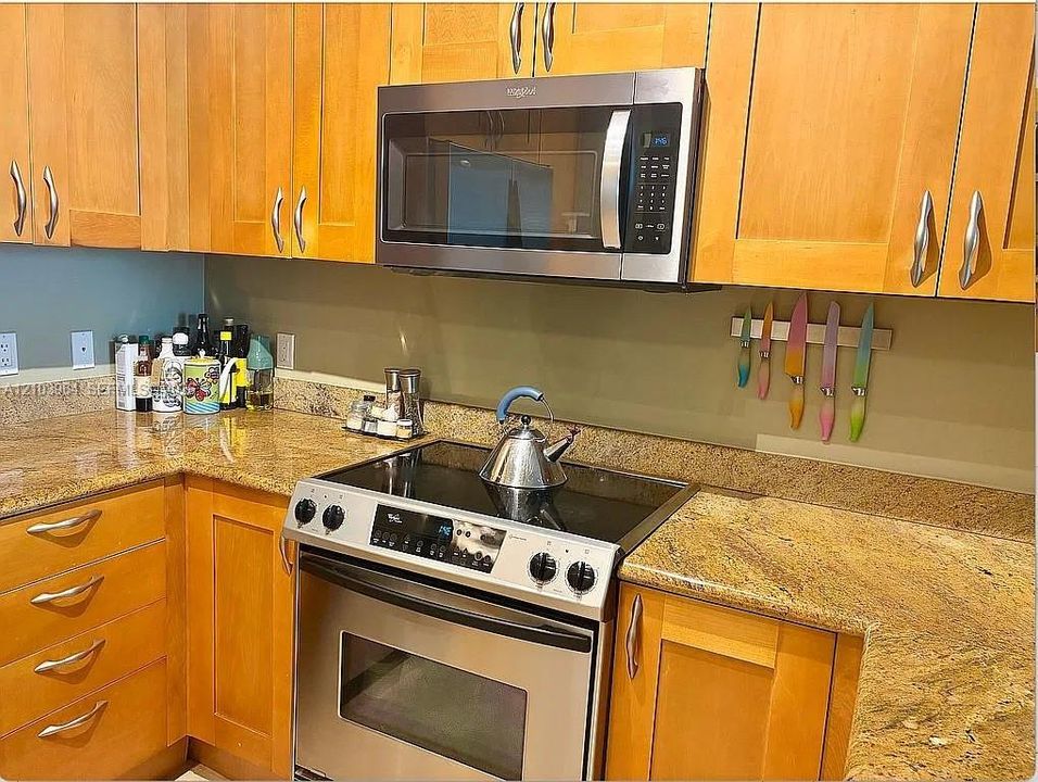 For Sale: $364,900 (1 beds, 1 baths, 915 Square Feet)