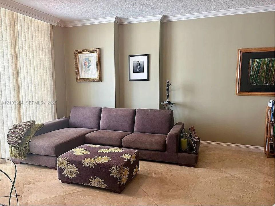 For Sale: $364,900 (1 beds, 1 baths, 915 Square Feet)