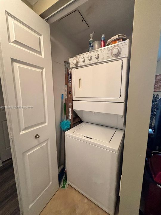 For Sale: $364,900 (1 beds, 1 baths, 915 Square Feet)