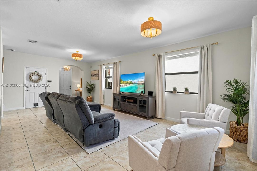 En Venta: $630,000 (5 camas, 2 baños, 2492 Pies cuadrados)