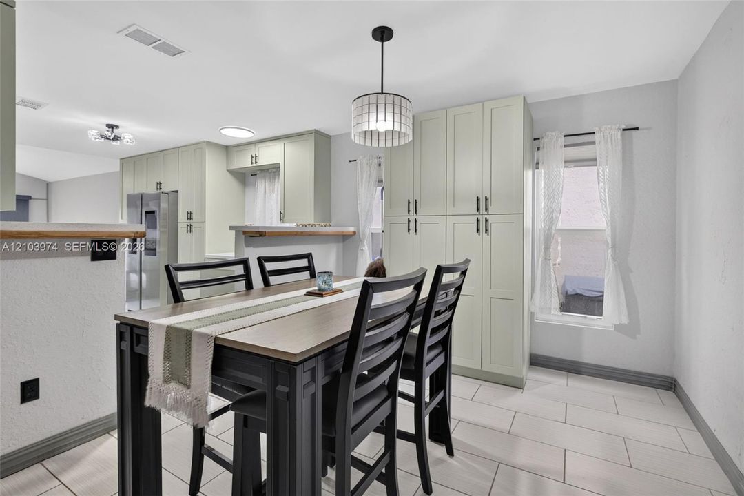 En Venta: $675,000 (4 camas, 2 baños, 2027 Pies cuadrados)