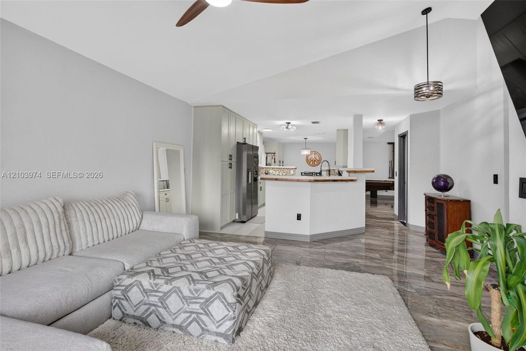 En Venta: $675,000 (4 camas, 2 baños, 2027 Pies cuadrados)