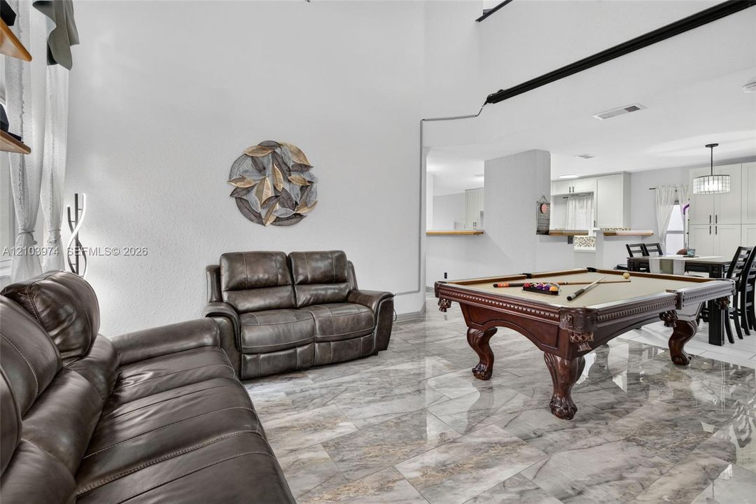 En Venta: $675,000 (4 camas, 2 baños, 2027 Pies cuadrados)