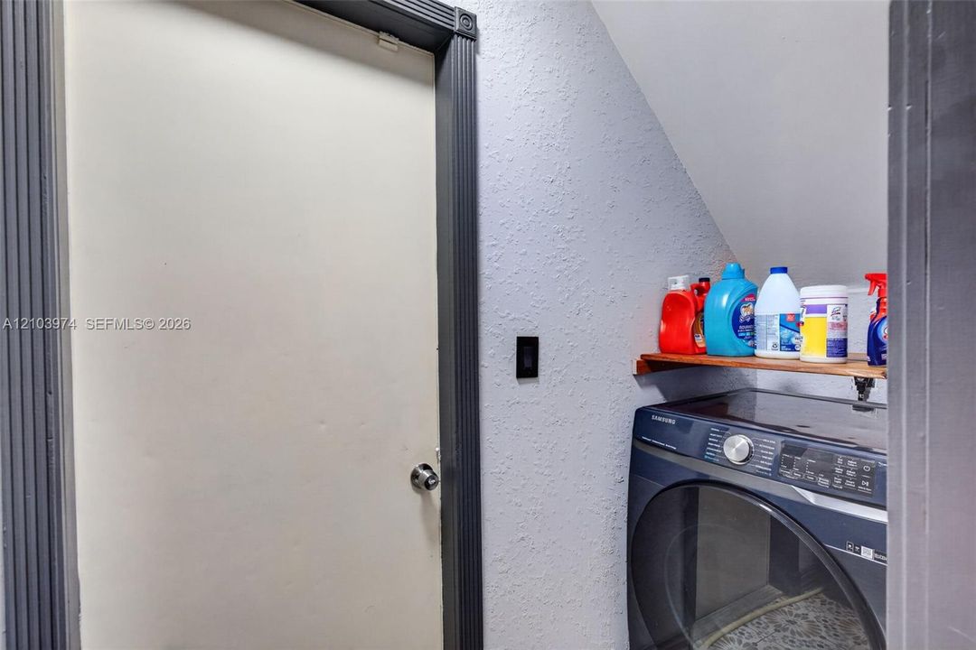 En Venta: $675,000 (4 camas, 2 baños, 2027 Pies cuadrados)