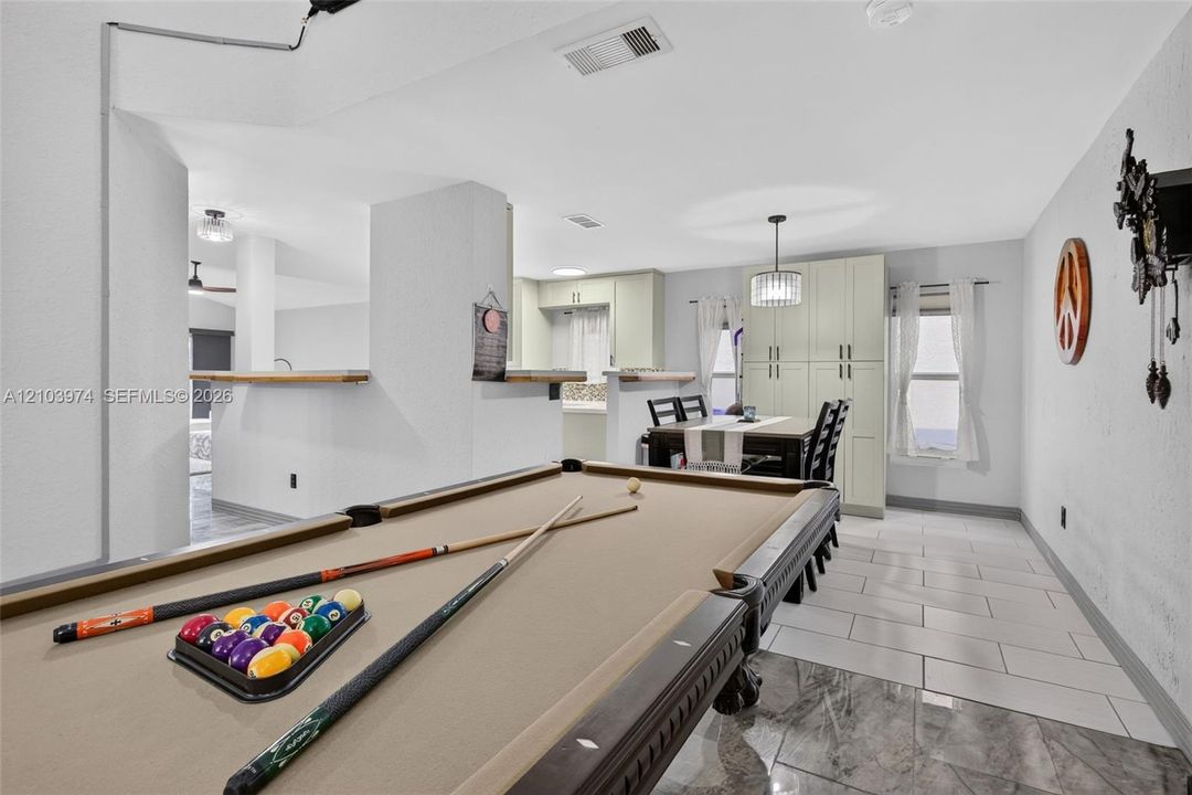 En Venta: $675,000 (4 camas, 2 baños, 2027 Pies cuadrados)