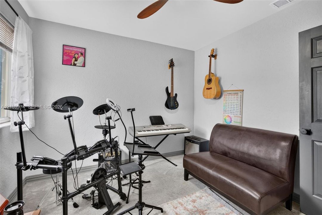 En Venta: $675,000 (4 camas, 2 baños, 2027 Pies cuadrados)