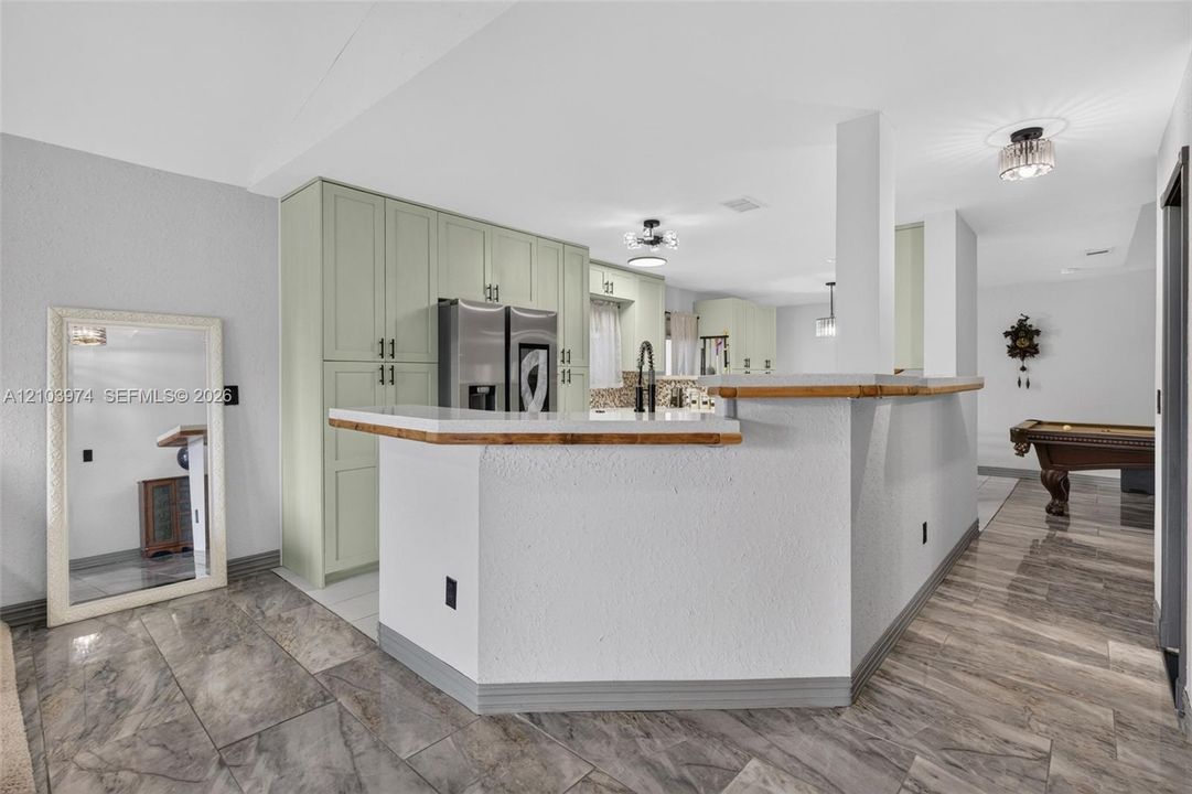 En Venta: $675,000 (4 camas, 2 baños, 2027 Pies cuadrados)