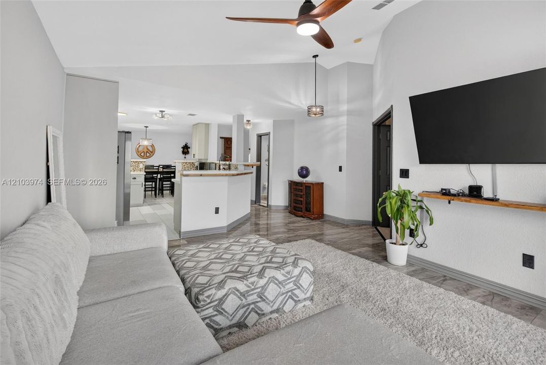 En Venta: $675,000 (4 camas, 2 baños, 2027 Pies cuadrados)