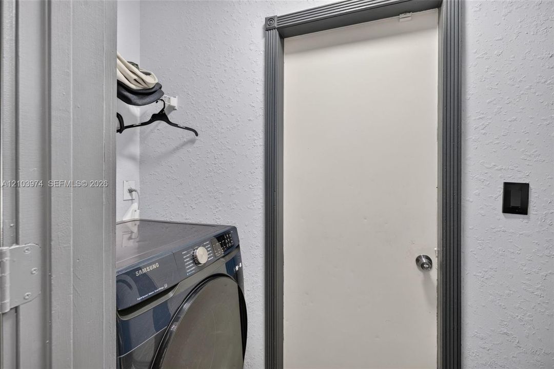 En Venta: $675,000 (4 camas, 2 baños, 2027 Pies cuadrados)