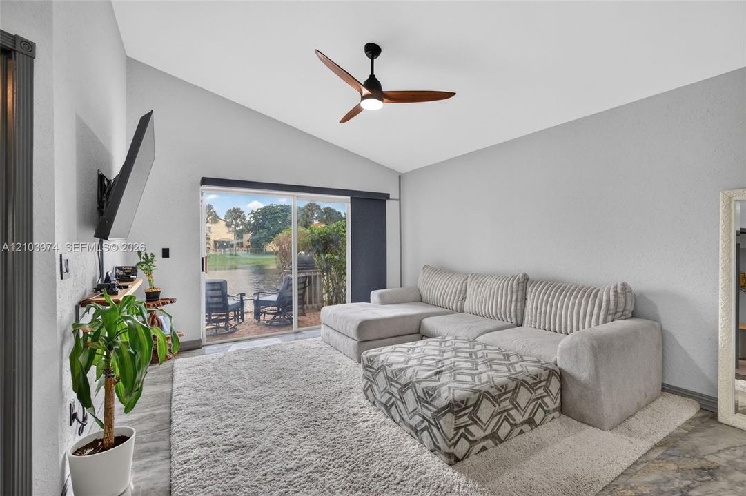 En Venta: $675,000 (4 camas, 2 baños, 2027 Pies cuadrados)