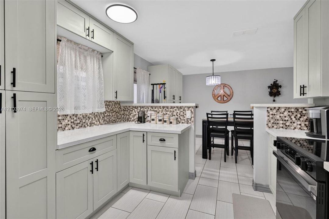 En Venta: $675,000 (4 camas, 2 baños, 2027 Pies cuadrados)