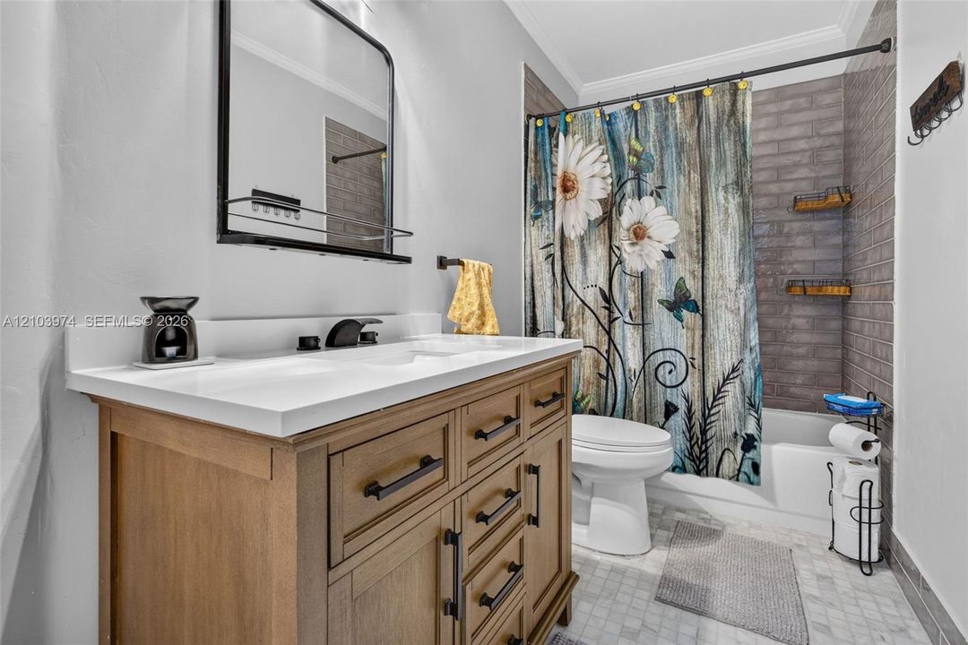 En Venta: $675,000 (4 camas, 2 baños, 2027 Pies cuadrados)
