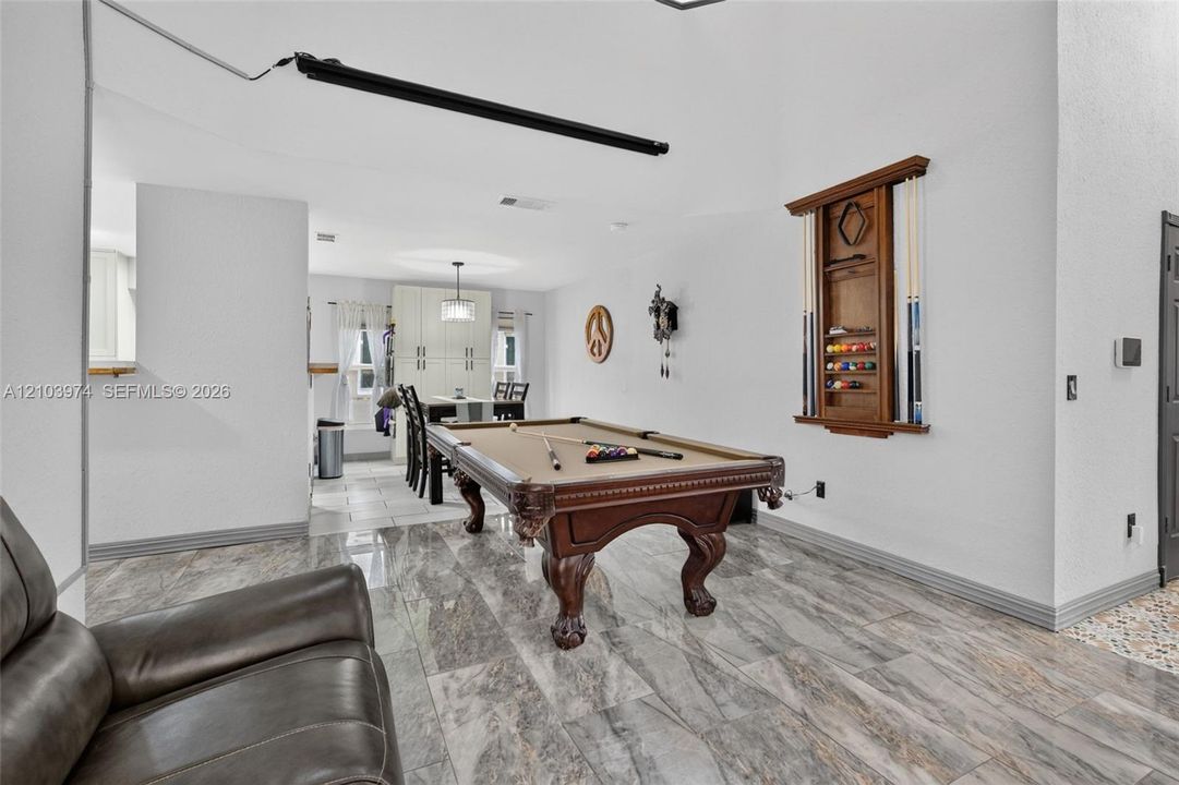 En Venta: $675,000 (4 camas, 2 baños, 2027 Pies cuadrados)