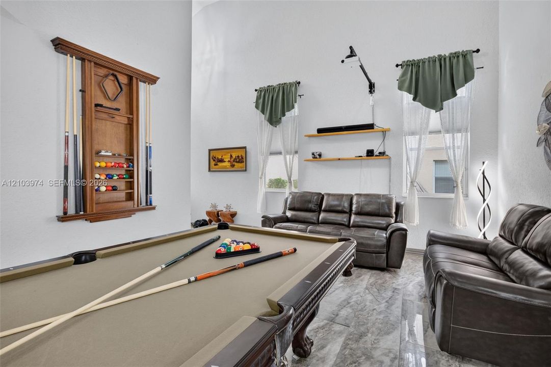 En Venta: $675,000 (4 camas, 2 baños, 2027 Pies cuadrados)