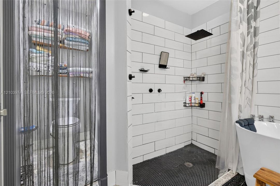 En Venta: $675,000 (4 camas, 2 baños, 2027 Pies cuadrados)
