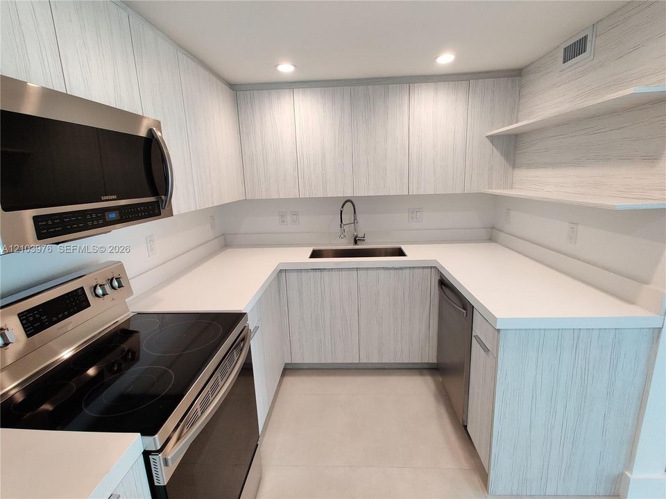 出租: $2,300 (2 贝兹, 2 浴室, 808 平方英尺)