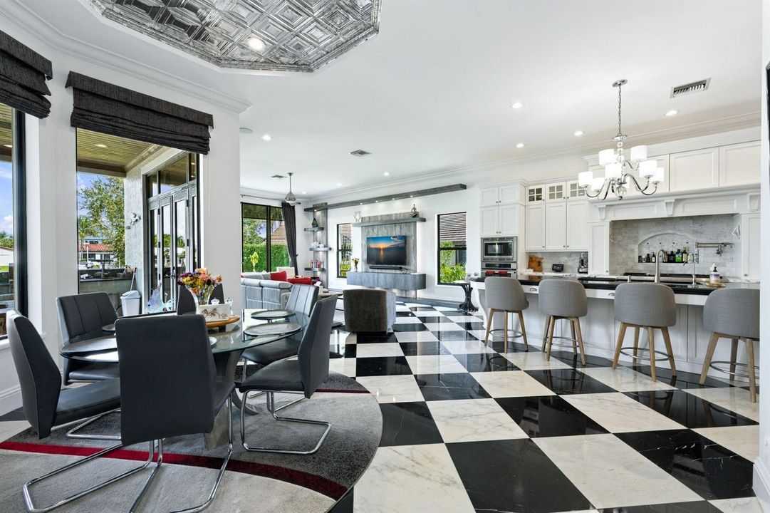 BREAKFAST NOOK / KITCHEN