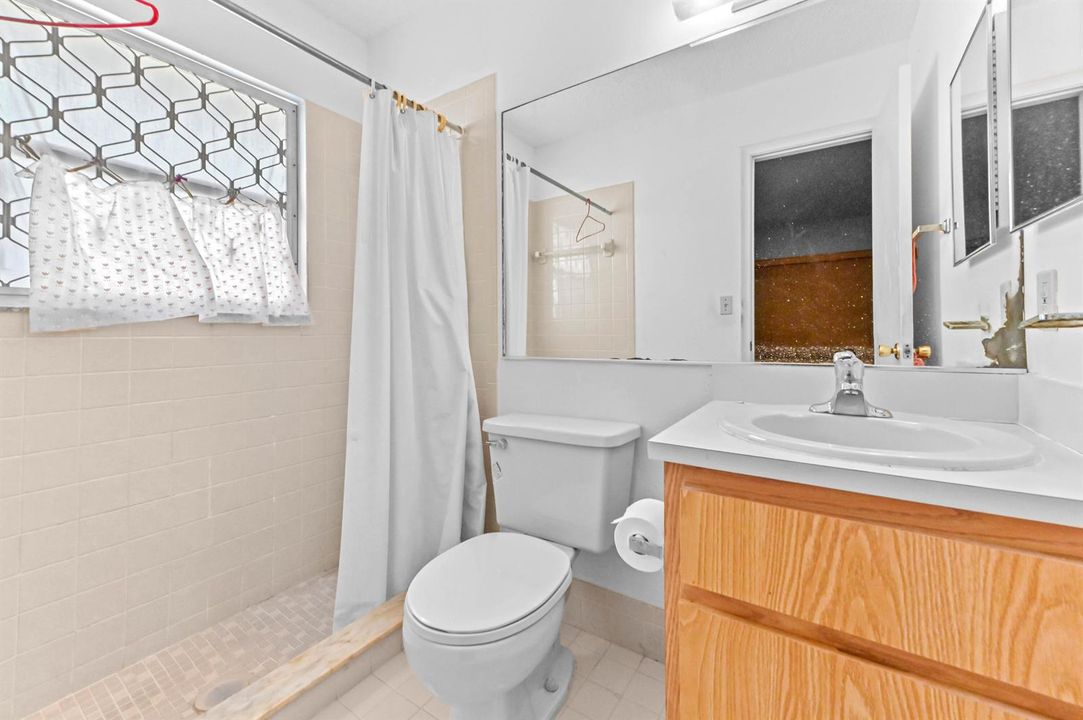 21 Bathroom 02