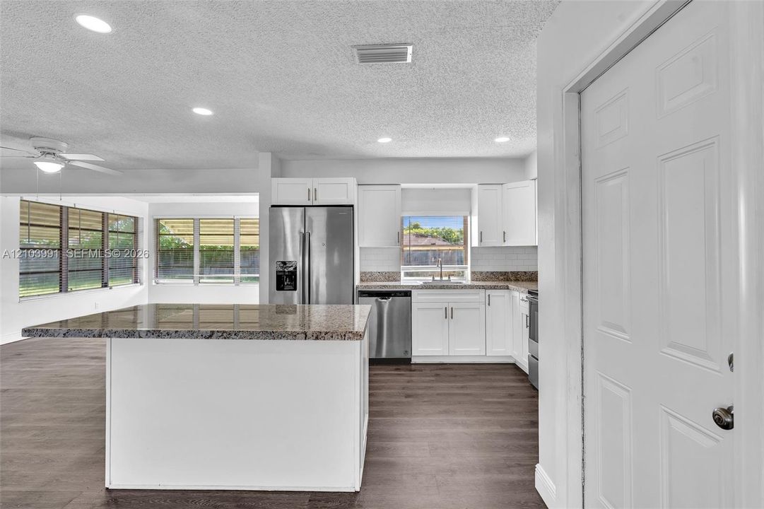 For Rent: $2,995 (2 beds, 1 baths, 1172 Square Feet)
