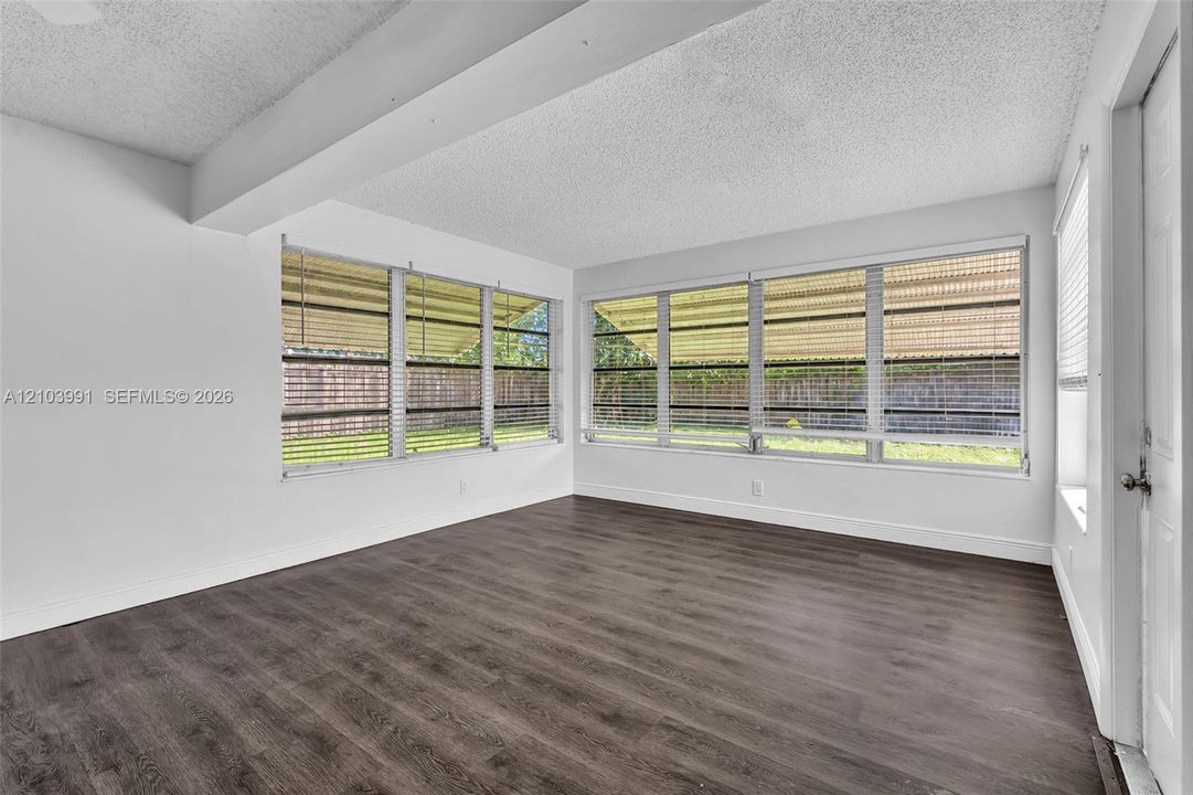 For Rent: $2,995 (2 beds, 1 baths, 1172 Square Feet)