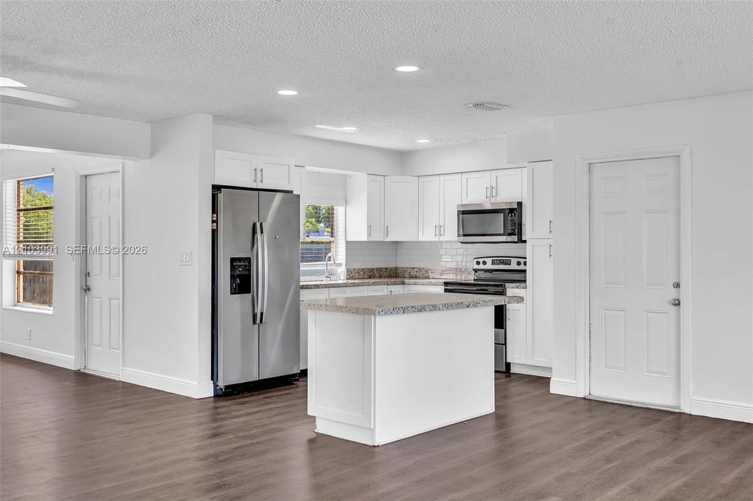 For Rent: $2,995 (2 beds, 1 baths, 1172 Square Feet)