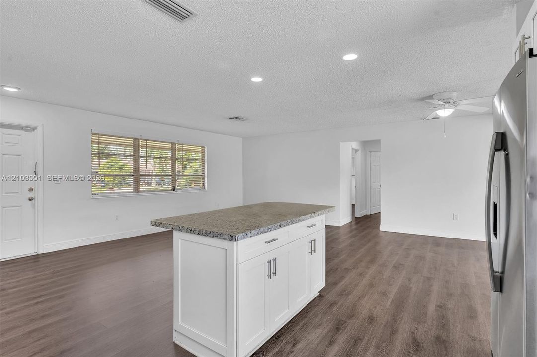 For Rent: $2,995 (2 beds, 1 baths, 1172 Square Feet)