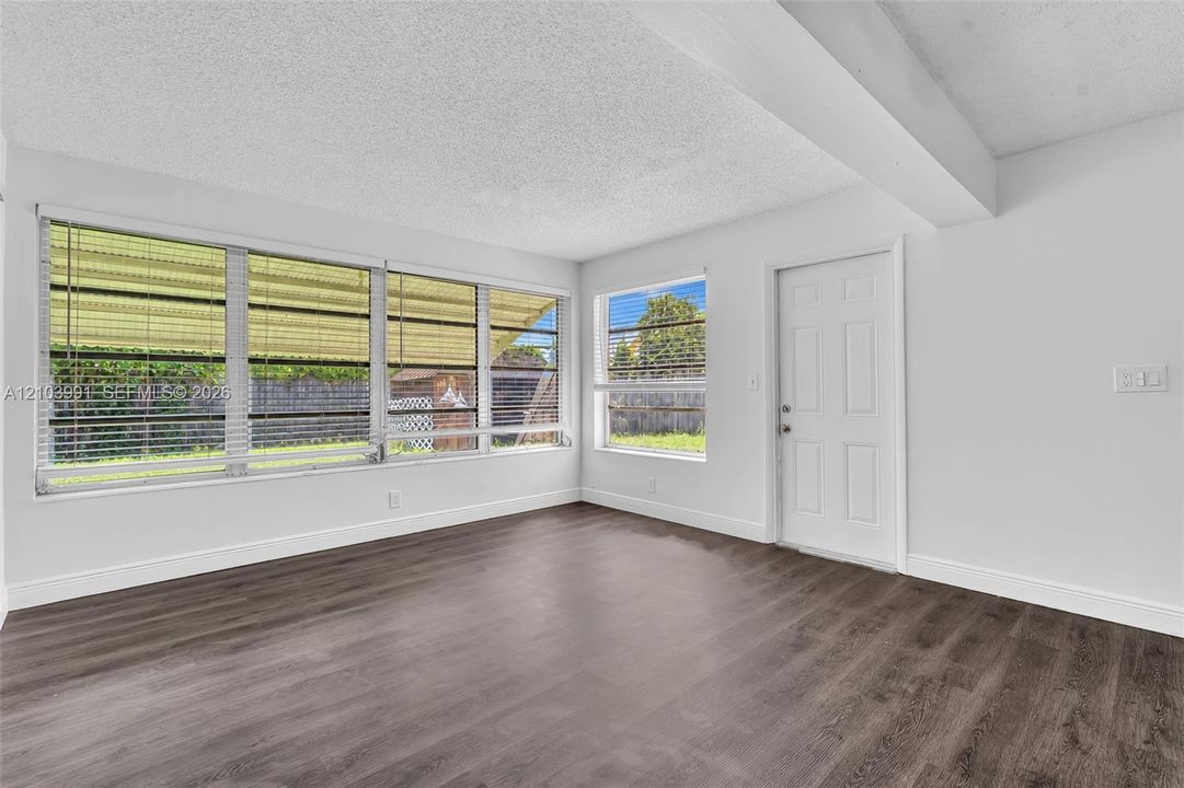 For Rent: $2,995 (2 beds, 1 baths, 1172 Square Feet)