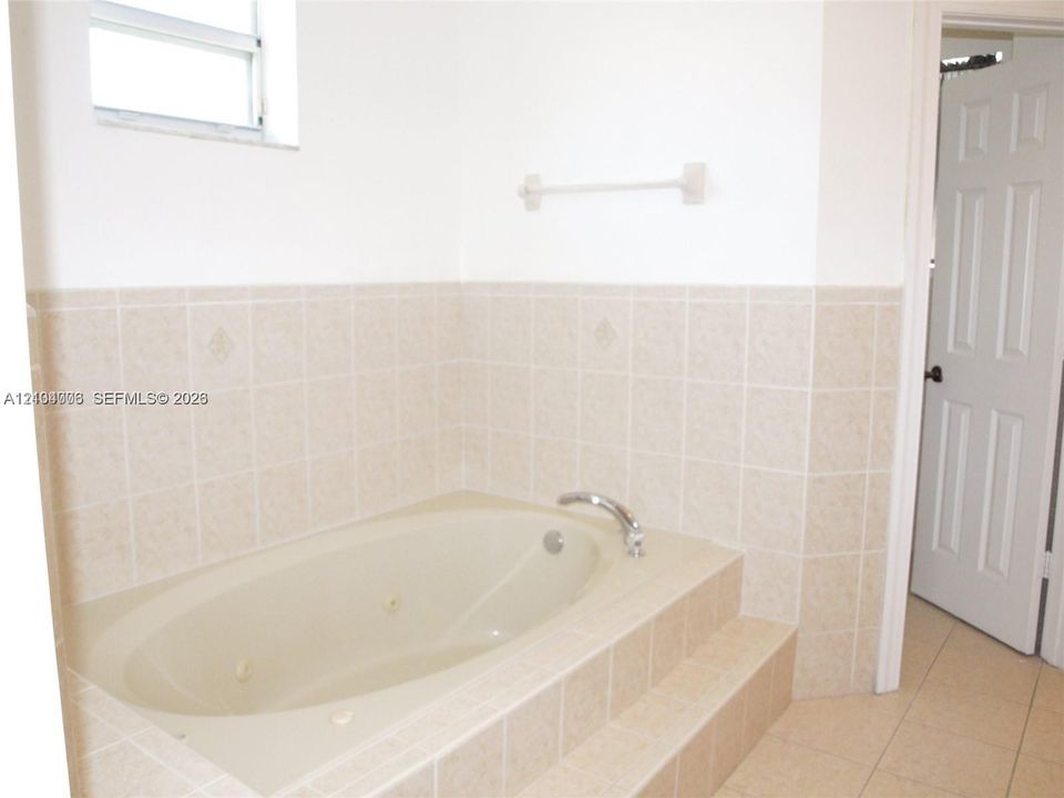 For Rent: $4,500 (4 beds, 3 baths, 2946 Square Feet)