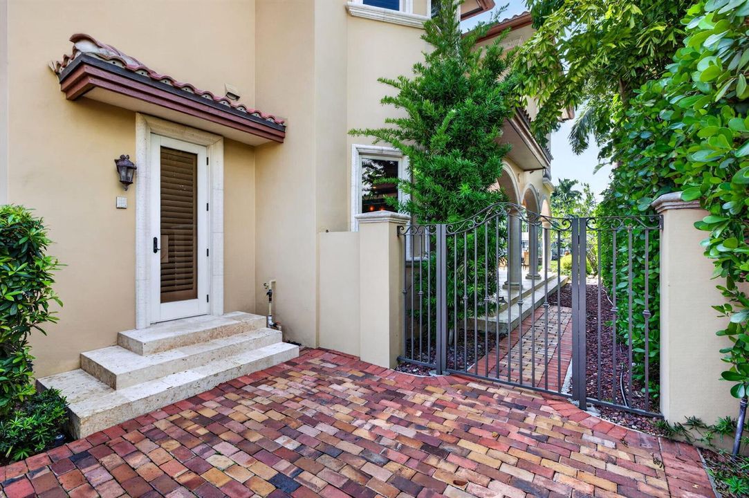 009_Side_Entrance_and_Gate